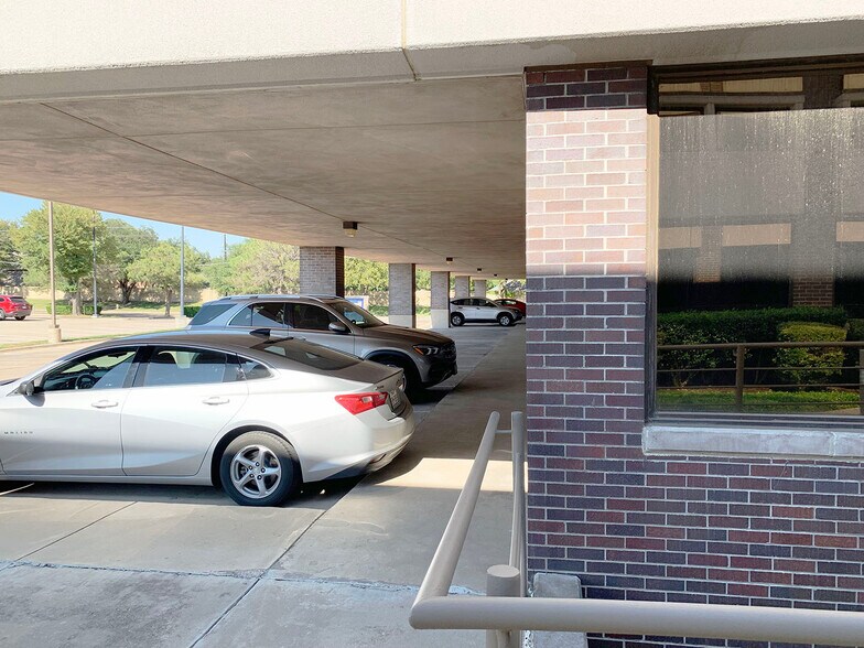 More Photos Of 16980 N Dallas Pky, Dallas Medical For Lease