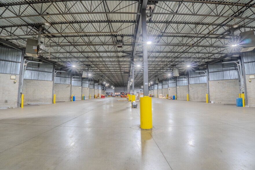 More Photos Of 13150 Boul Métropolitain E, Montréal Distribution For Sale