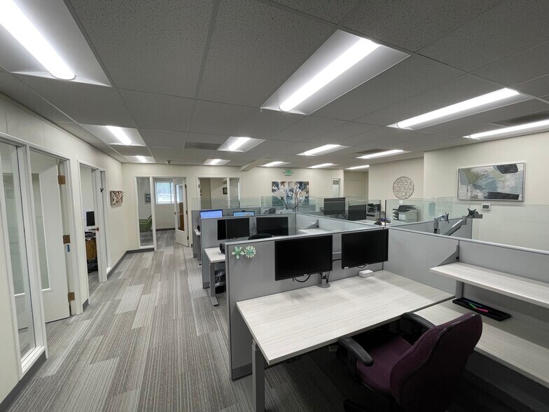 More Photos Of 8950 SW Burnham St, Tigard Office For Sale