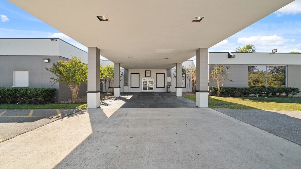 More Photos Of 910 N Highway 146, Baytown Medical For Lease