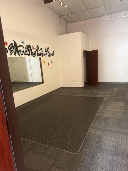 More Photos Of 1611 Elmview Dr, Houston Warehouse For Lease