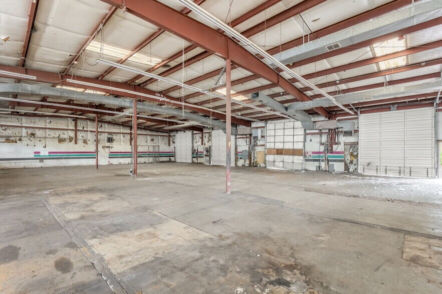 More Photos Of 20215-20217 Cedar Valley Rd, Lynnwood Warehouse For Sale