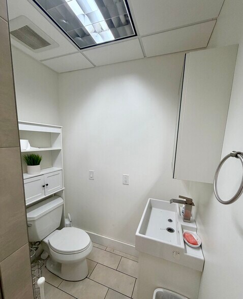 More Photos Of 7500 NW 25th St, Miami Office For Sale