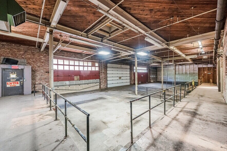 More Photos Of 590-628 Center St, Chicopee Warehouse For Lease
