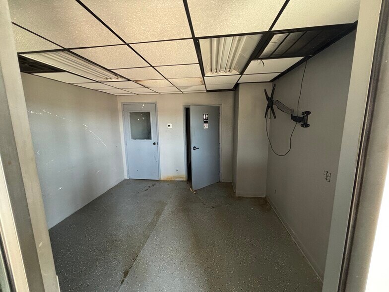 More Photos Of 3526 S Main St, Elkhart Storefront Retail Office For Lease