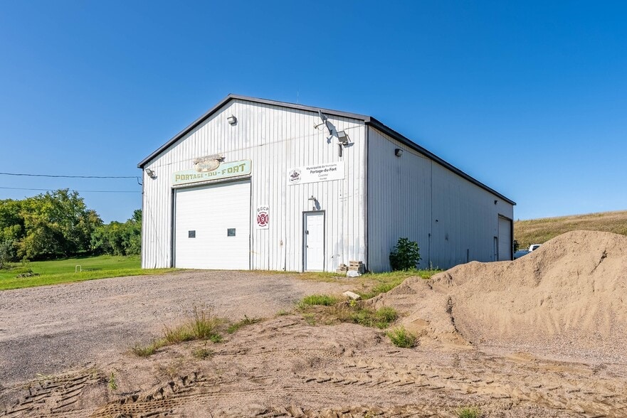 Primary Photo Of 18 Rue De Clarendon, Portage-du-fort Warehouse For Sale