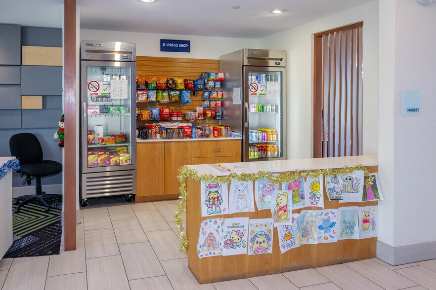 More Photos Of 650 W Wells St, Blythe Hotel For Sale