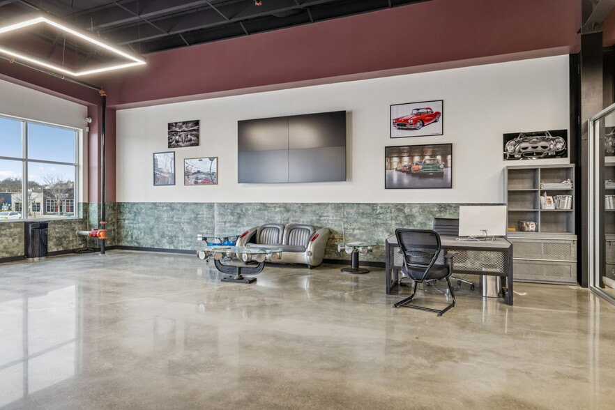 More Photos Of 702 Woodland St, Columbia Showroom For Sale