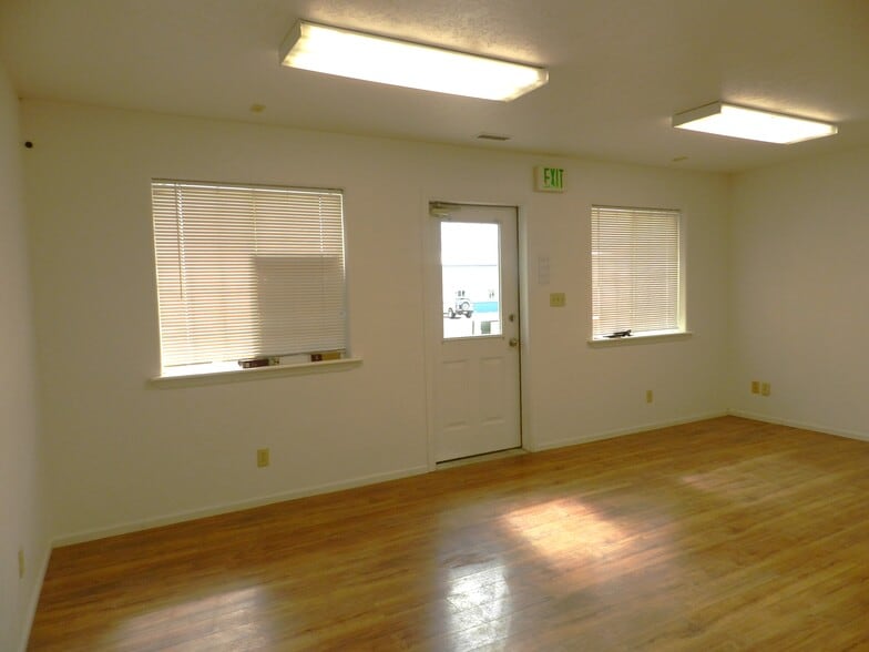 More Photos Of 3045 Aerotech Pky, Montrose Warehouse For Lease