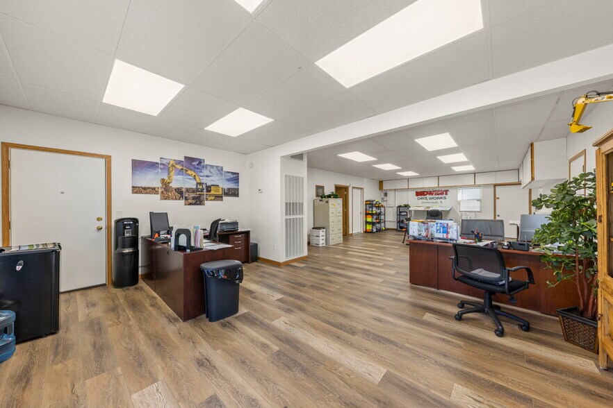 More Photos Of 645 E Lasalle St, Somonauk Showroom For Lease