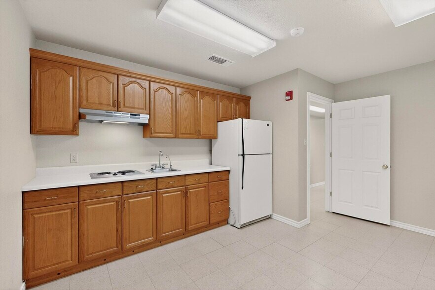 More Photos Of 2620 Carson St, Haltom City Light Distribution For Lease