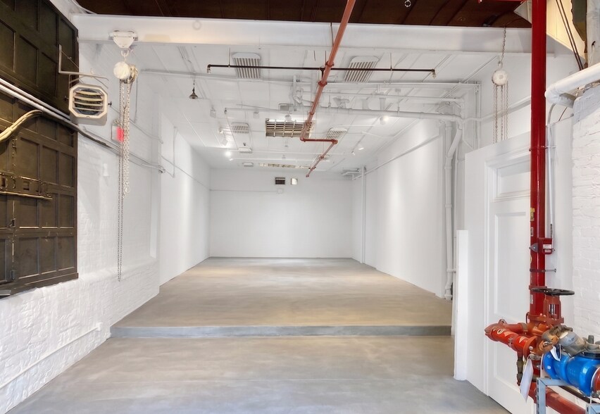 More Photos Of 49 Monroe St, New York Warehouse For Lease