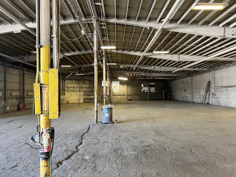 More Photos Of 2021 E 25th St, Los Angeles Manufacturing For Sale