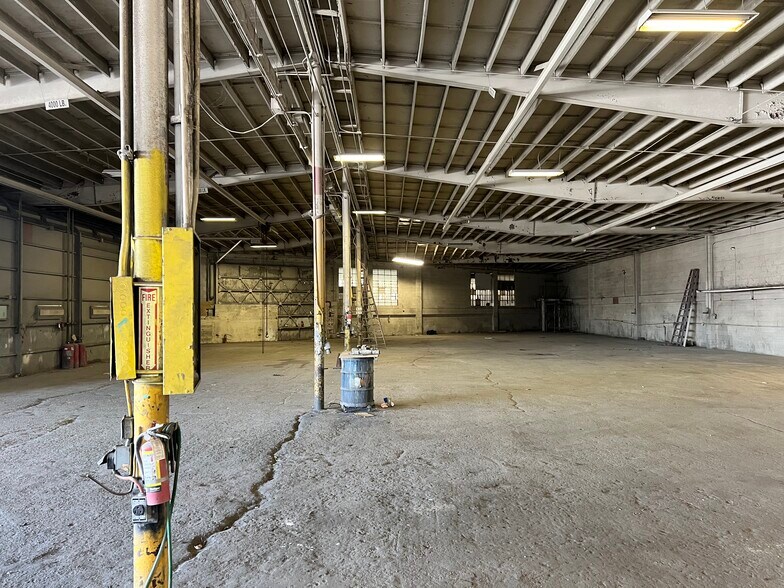 More Photos Of 2021 E 25th St, Los Angeles Manufacturing For Sale