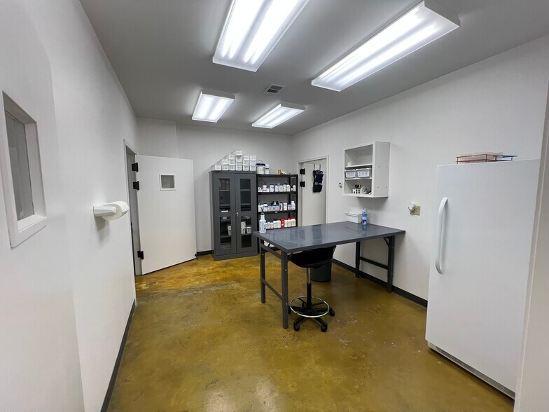 More Photos Of 370 S 40th St, Springdale Warehouse For Lease