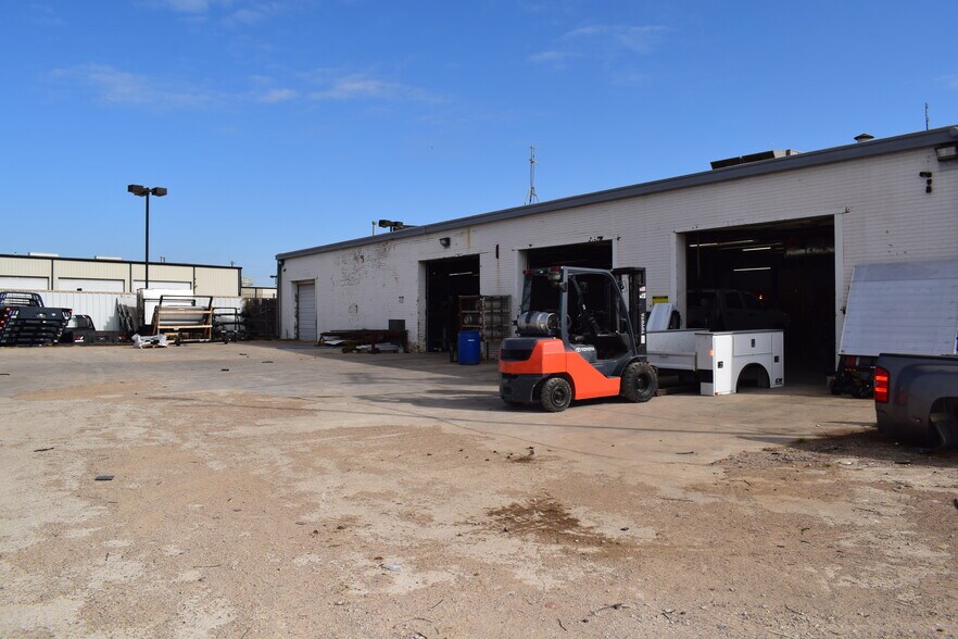 More Photos Of 1039 N Loop 12 Blvd, Irving Light Manufacturing For Sale