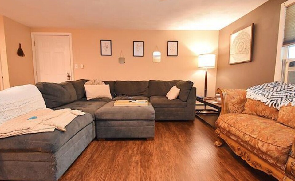 More Photos Of 517 E Monroe St, Metamora Multifamily For Sale