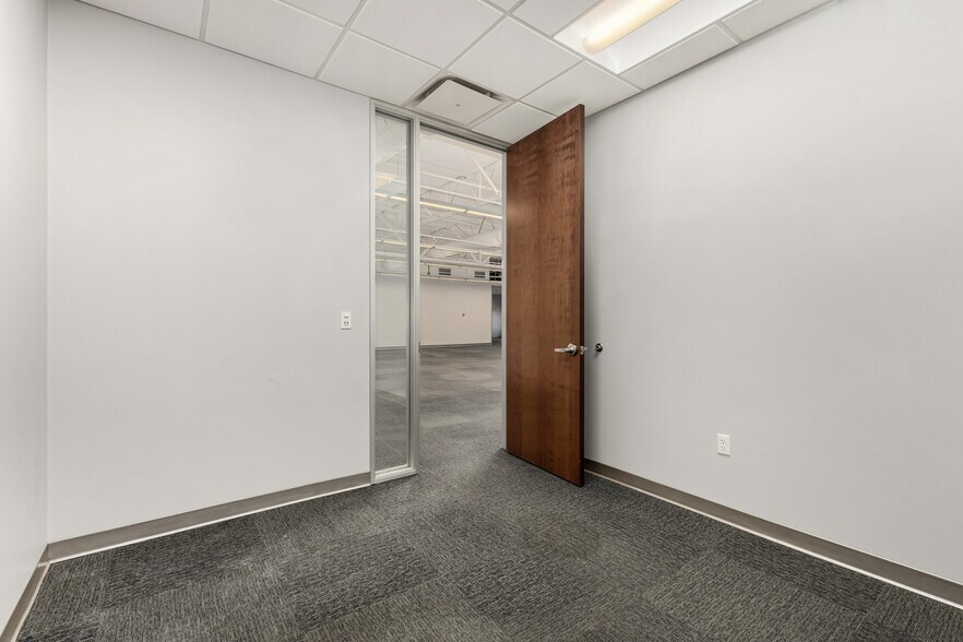 More Photos Of 450 N 54th St, Chandler Distribution For Lease