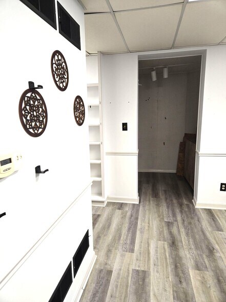 More Photos Of 5 S Carlisle St, Greencastle General Retail For Lease