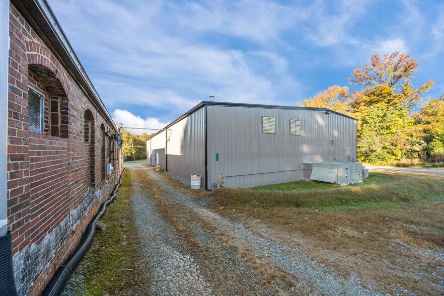 More Photos Of 913 Washington St, Graham Manufacturing For Sale