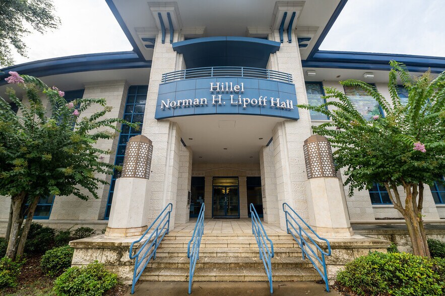 More Photos Of 2020 W University Ave, Gainesville Office For Lease