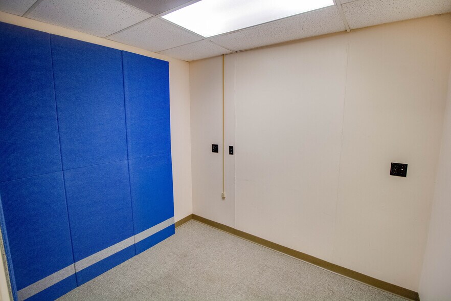 More Photos Of 319-321 Ridge St, Alton Showroom For Sale