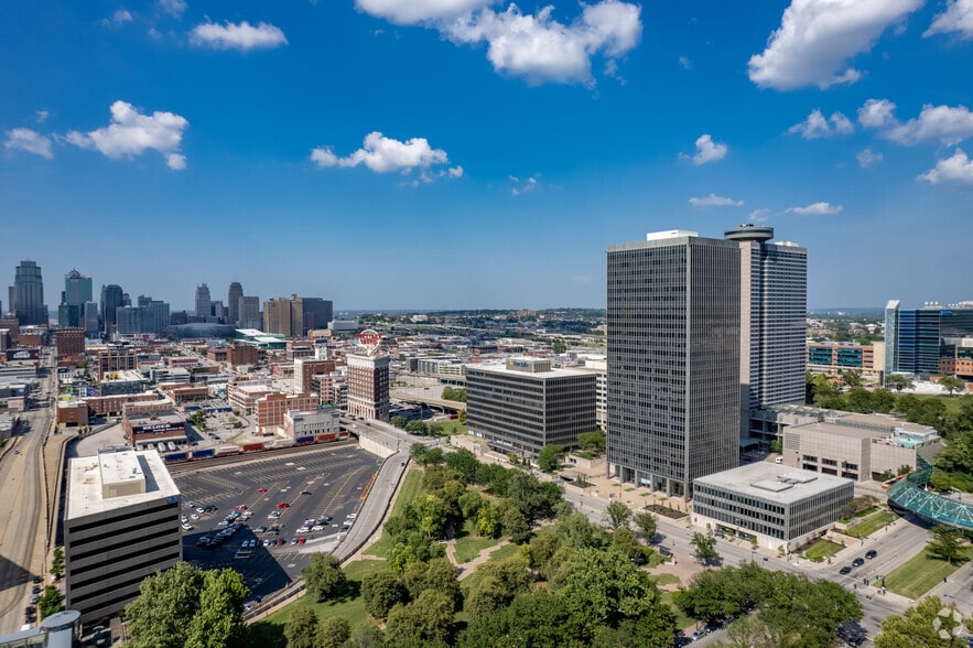 More Photos Of 2323 Grand Blvd, Kansas City Office For Lease