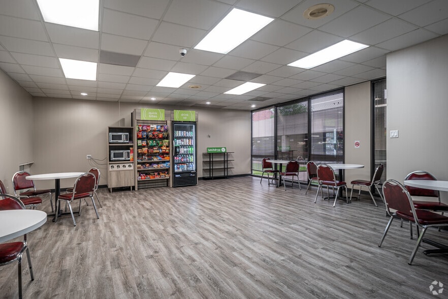 More Photos Of 800 Bering Dr, Houston Office For Sale