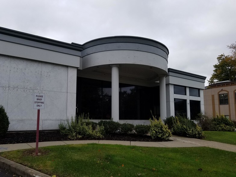 More Photos Of 170 East Ave, Lockport Office For Sale