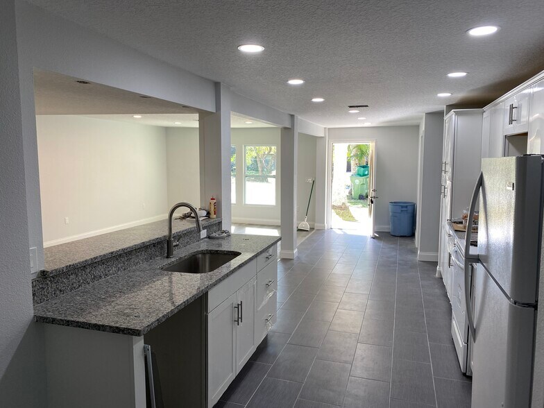 More Photos Of 2726 6th Ave W, Bradenton Office For Sale