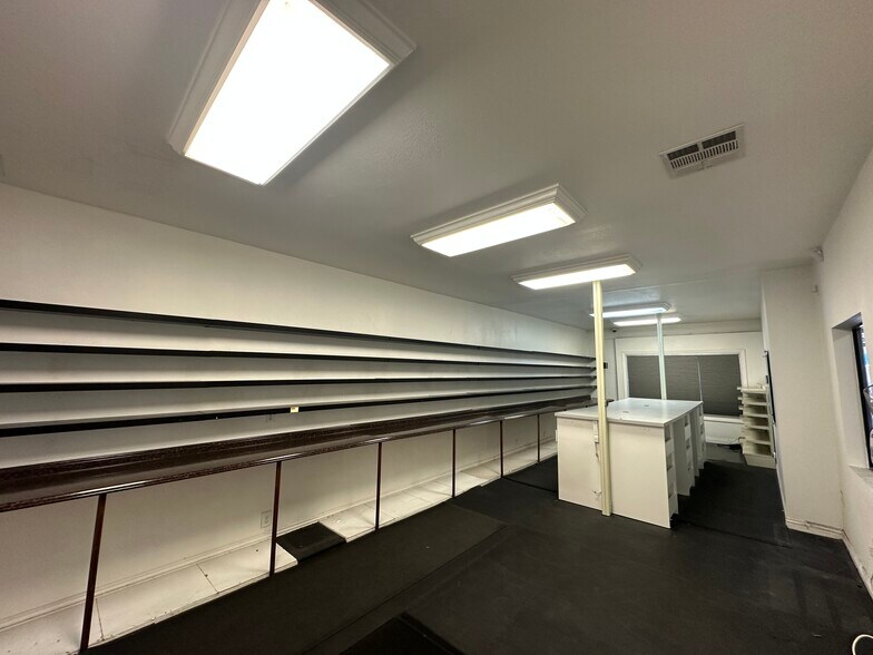 More Photos Of 212 W Magnolia Blvd, Burbank Light Distribution For Lease