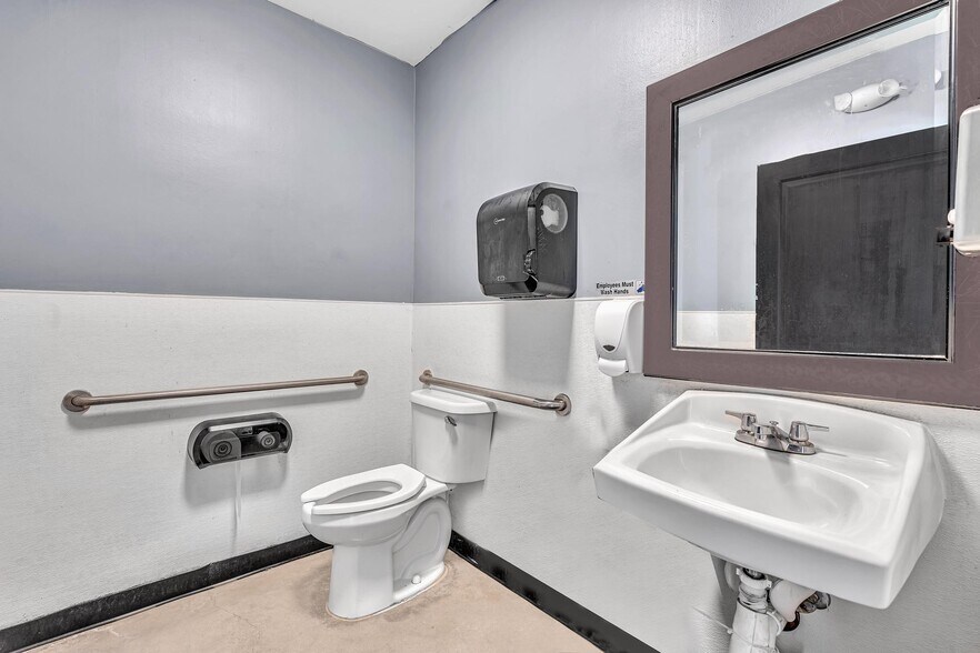 More Photos Of 2770 SW 27th Ave, Miami Freestanding For Lease