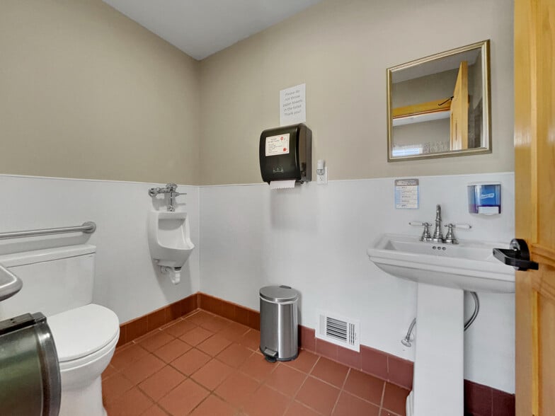 More Photos Of 9 Callaway Dr, Crawford Restaurant For Sale