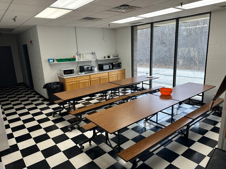 More Photos Of 333 W Hintz Rd, Wheeling Warehouse For Lease