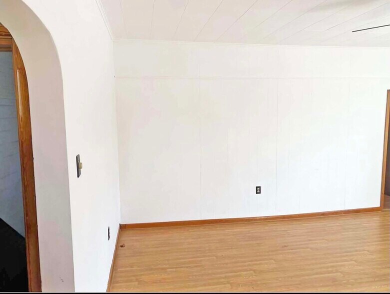 More Photos Of 129 Pike St, Carbondale Bar For Sale