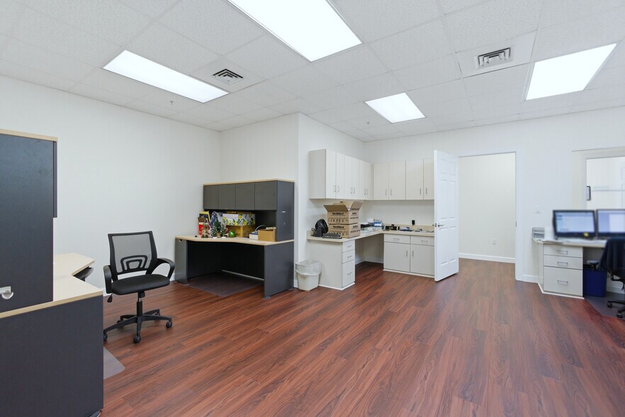 More Photos Of 842 Sunset Lake Blvd, Venice Medical For Sale