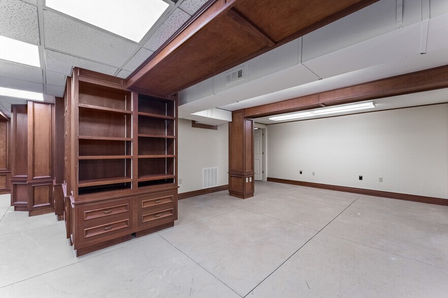 More Photos Of 324 N College Ave, Fayetteville Office For Sale