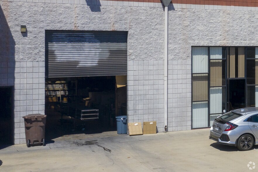 More Photos Of 21000 Osborne St, Canoga Park Distribution For Lease