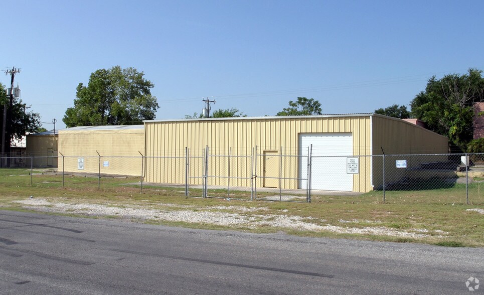More Photos Of 118-122 W Turbo Dr, San Antonio Industrial For Sale
