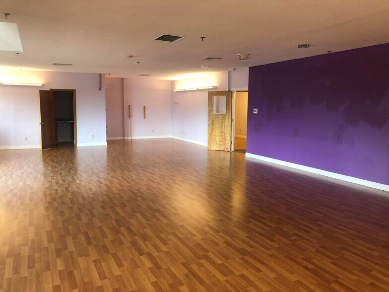 More Photos Of 28 Main St, East Hartford Storefront Retail Office For Lease