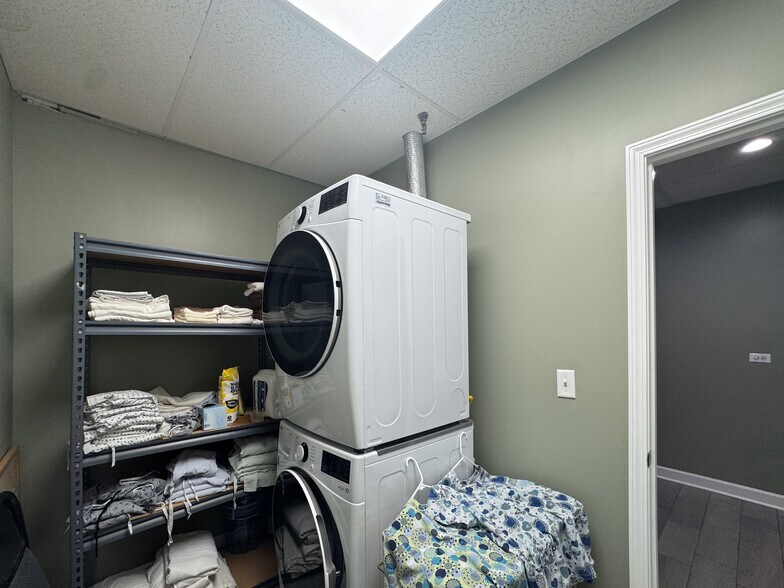 More Photos Of 2020 Dean St, St Charles Office For Sale