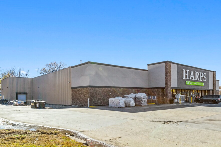 More Photos Of 1004 E Walnut St, Paris Supermarket For Sale