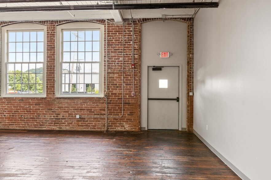 More Photos Of 205 Manufacturers Rd, Chattanooga General Retail For Lease