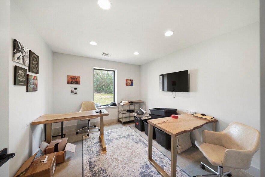 More Photos Of 12726 Moon Rd, Willis Loft Creative Space For Sale