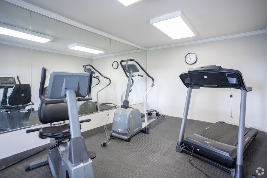 More Photos Of 5425 Clarkins Dr, Austintown Hotel For Sale