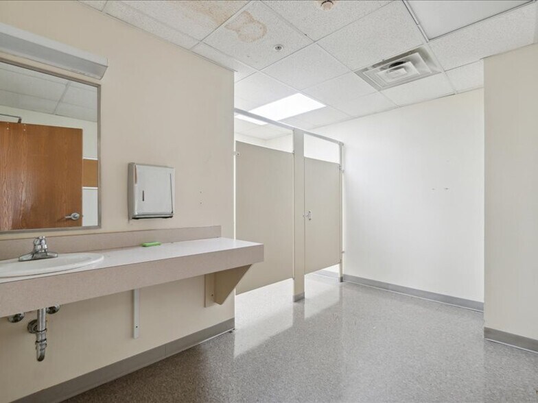 More Photos Of 1100 W Saginaw St, Lansing Medical For Sale