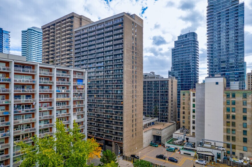 More Photos Of 20 Carlton Street, 25 Wood St, Toronto Apartments For Lease