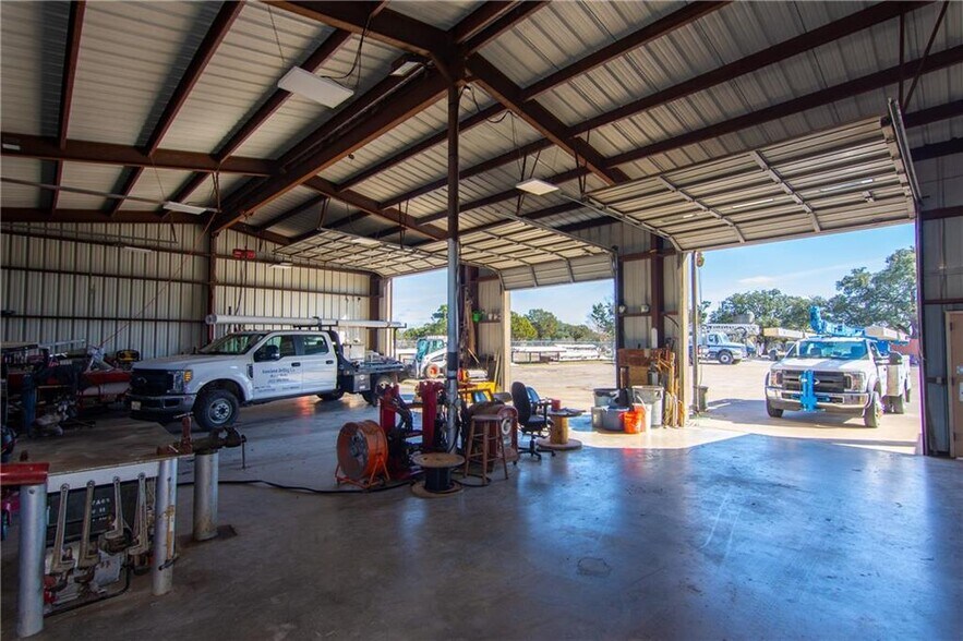 More Photos Of 500 Southland Dr, Burnet Flex For Lease