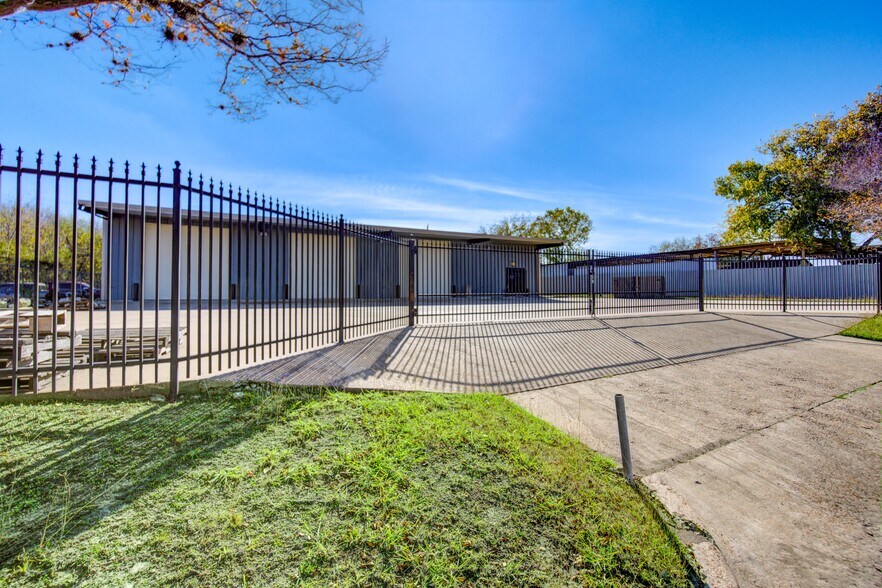 More Photos Of 9399 Summerbell, Houston Warehouse For Lease