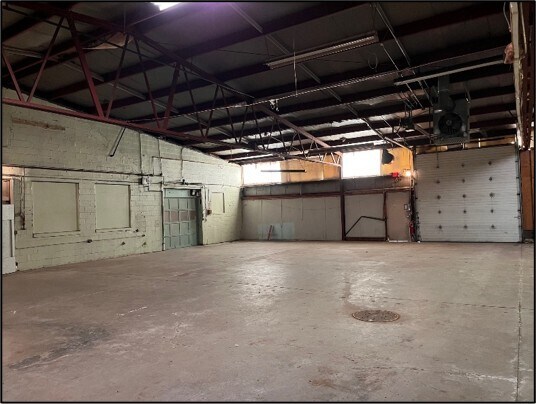 More Photos Of 3708-3750 11 Mile Rd, Berkley Distribution For Lease